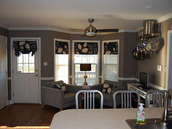 sitting area off kitchen 
