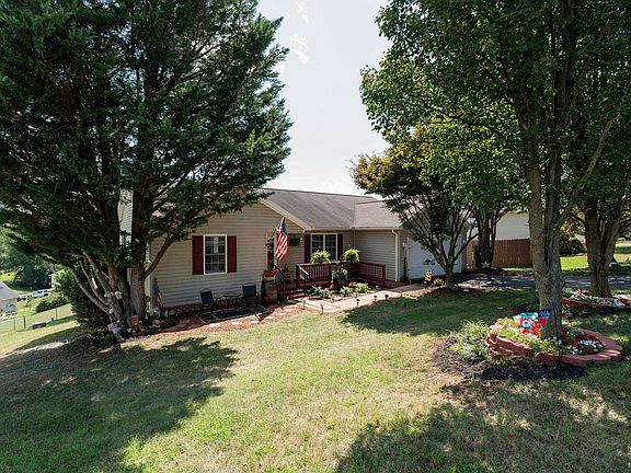 4th image of 521 Marian Pl