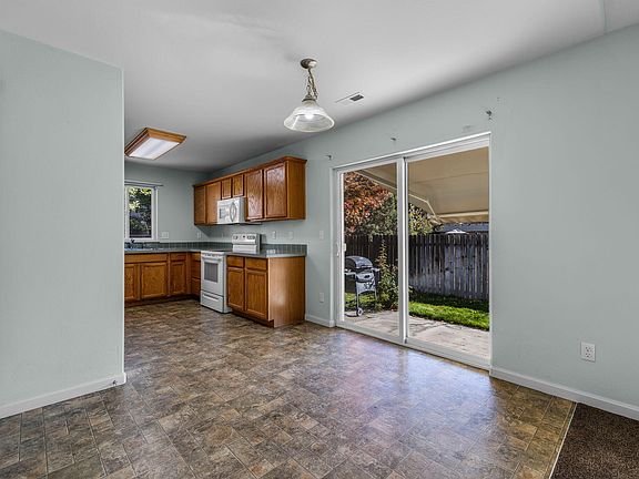 5th image of 444 SW 28th St