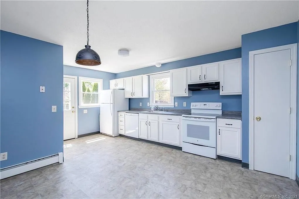 Cozy 3-Bed, 1.5 Bath in Manchester CT — Photo 3