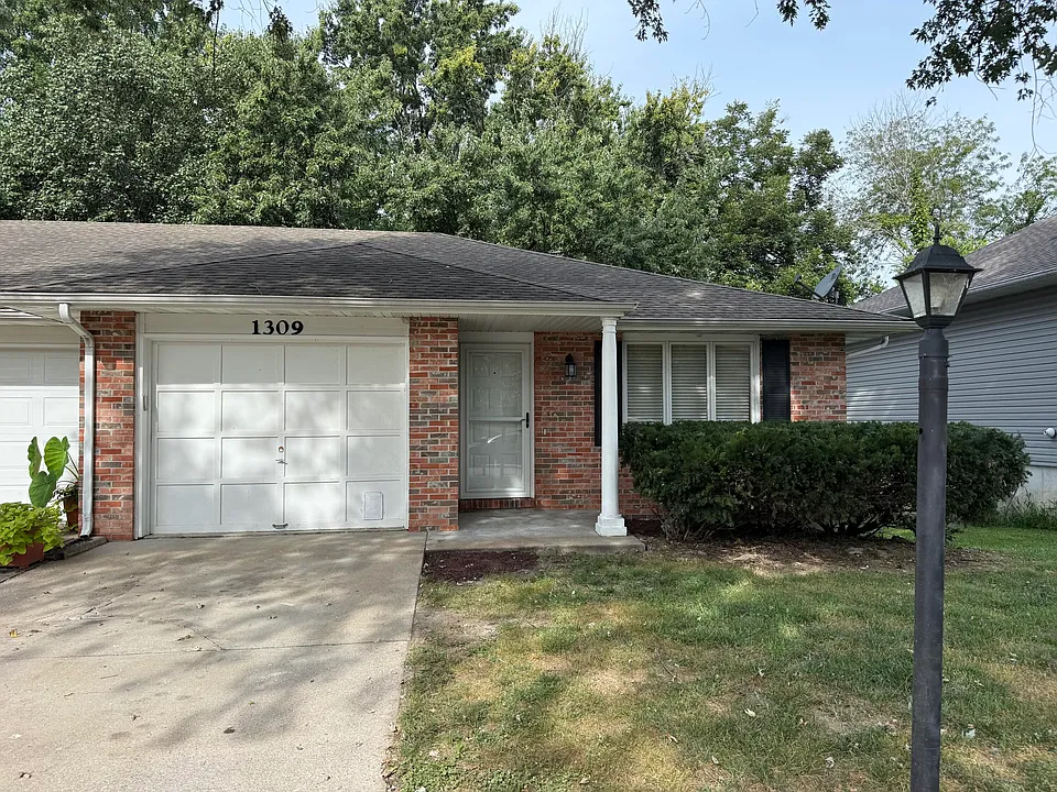 1309 W Lexington Cir