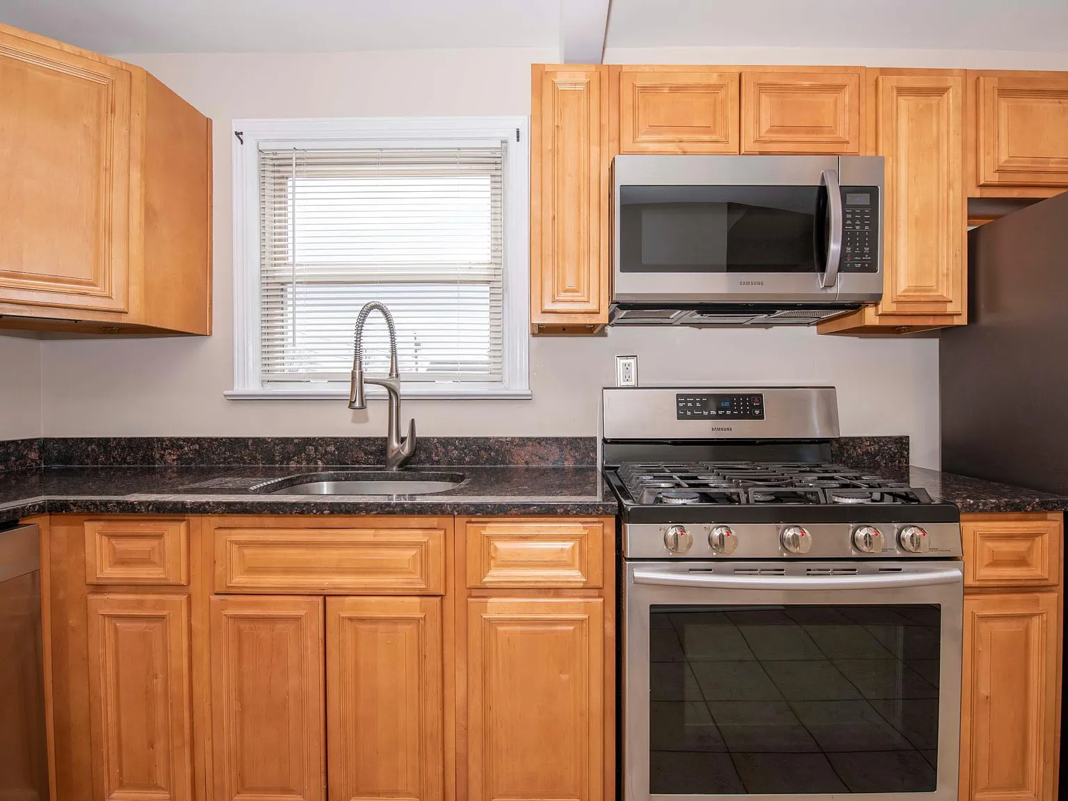 3 bed, 1775 sqft, $3,200 — Photo 2