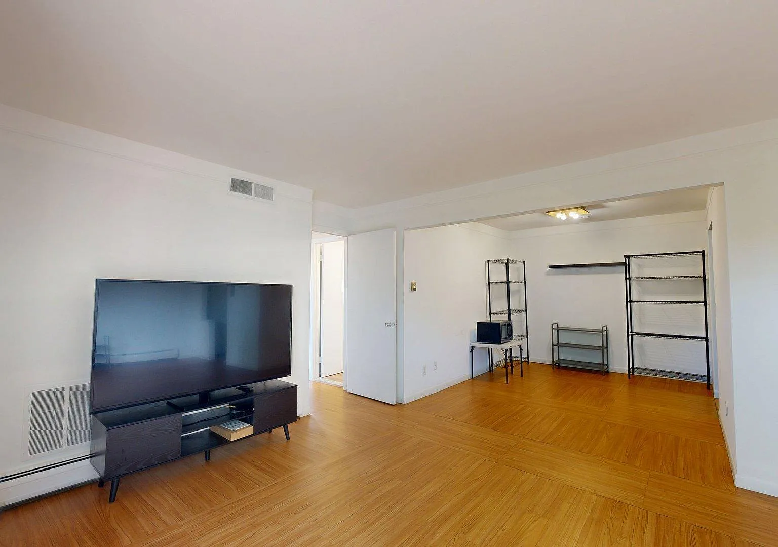 2 bed, 1.0 bath, 871 sqft, $1,800 — Photo 4
