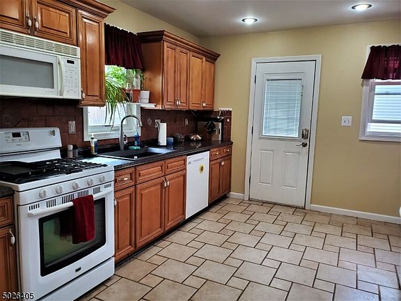 4th image of 910 Lincoln Ave