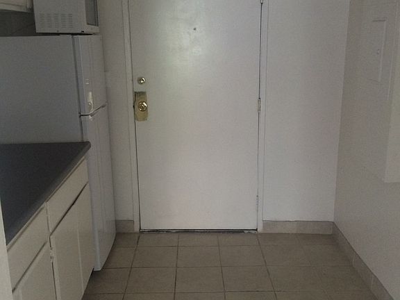 3rd image of 4141 Santa Monica Blvd APT 105