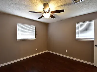 123 SE Surrey Ln — Photo 6