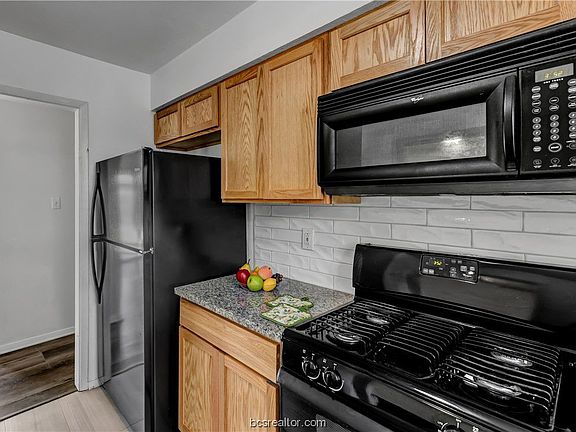 5th image of 906 San Saba Dr