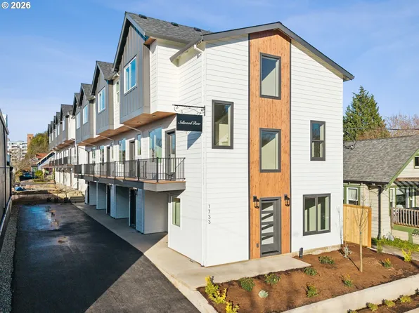 1726 SE Sherrett St, Portland, OR 97202