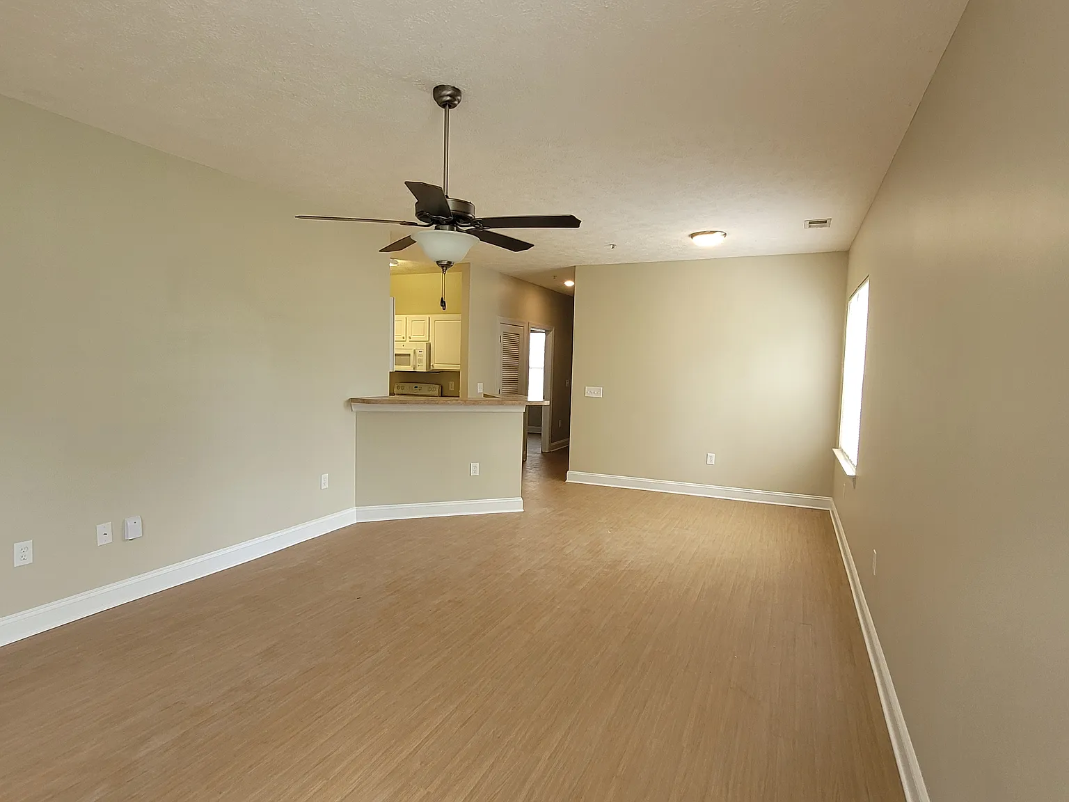 3 bed, 1250 sqft, $1,800 — Photo 4