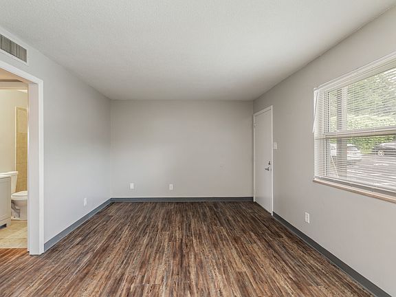 5th image of 2716 Holbrook Dr APT 05