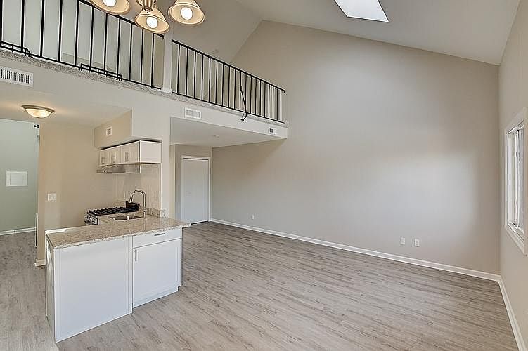 Beautiful loft unit with grainte counters