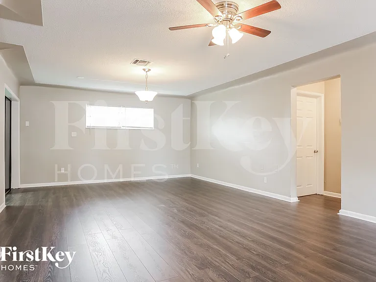 1565 NW 6th Ave — Photo 4
