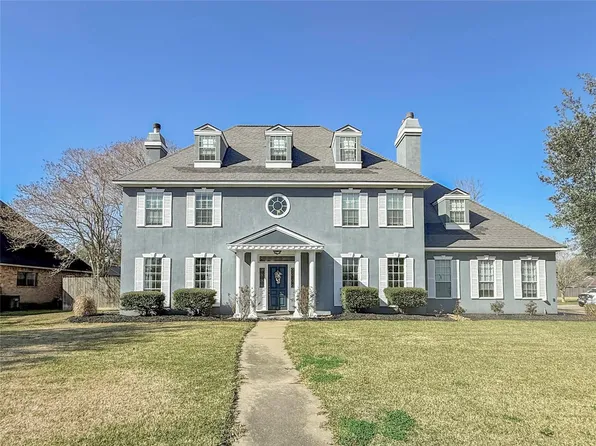 443 Huckleberry Dr, Lake Jackson, TX 77566