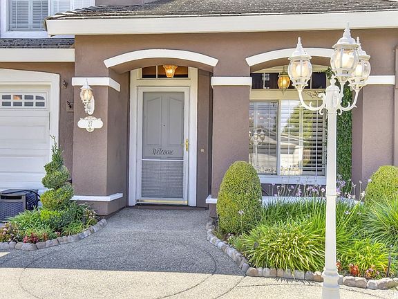 4th image of 27 Silverhorn Ct
