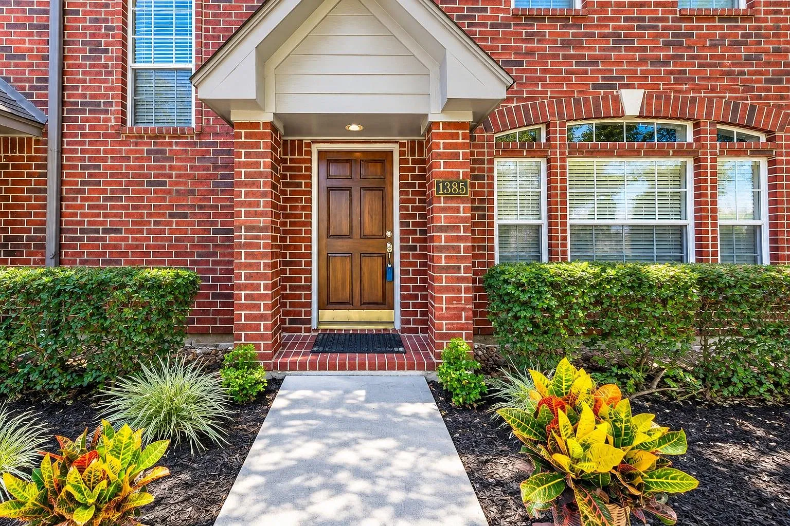 3 bed, 2.5 bath, 2115 sqft, $2,000 — Photo 2
