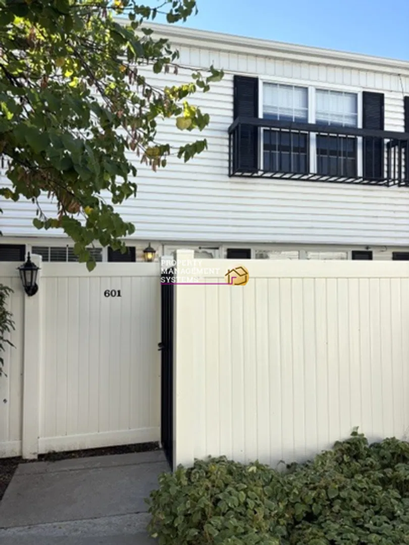 3 Bedroom Townhome in Millcreek — Photo 1