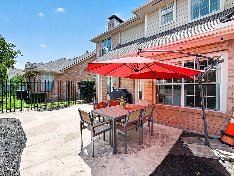1015 Enclave Sq S — Photo 42