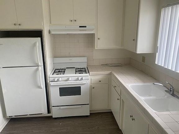 4th image of 400 N Mentor Ave #13