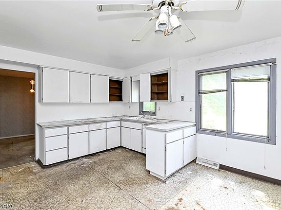 3rd image of 5392 Meadow Wood Blvd