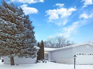 8715 Springwood Ct, Roscoe, IL 61073