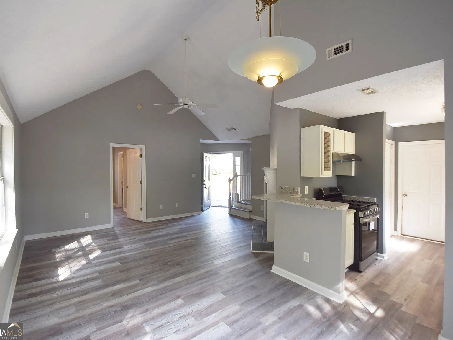 3 bed, 2.0 bath, 1328 sqft, $2,200 — Photo 4