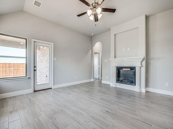 3rd image of 512 Redbud Dr