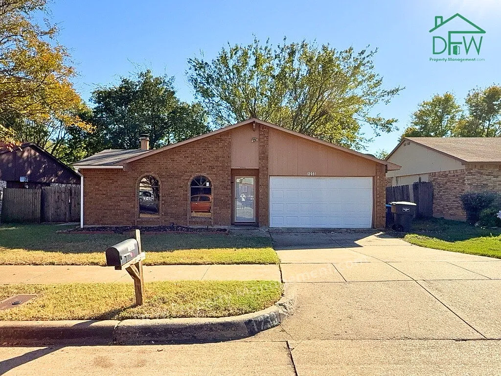 3 bed, 2.0 bath, 1391 sqft, $1,550 — Photo 1