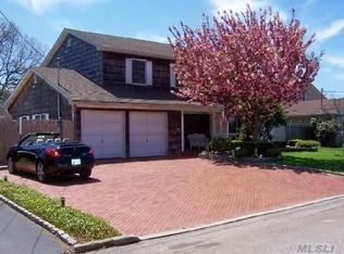 224 Sandpiper Ln, West Babylon, NY 11704
