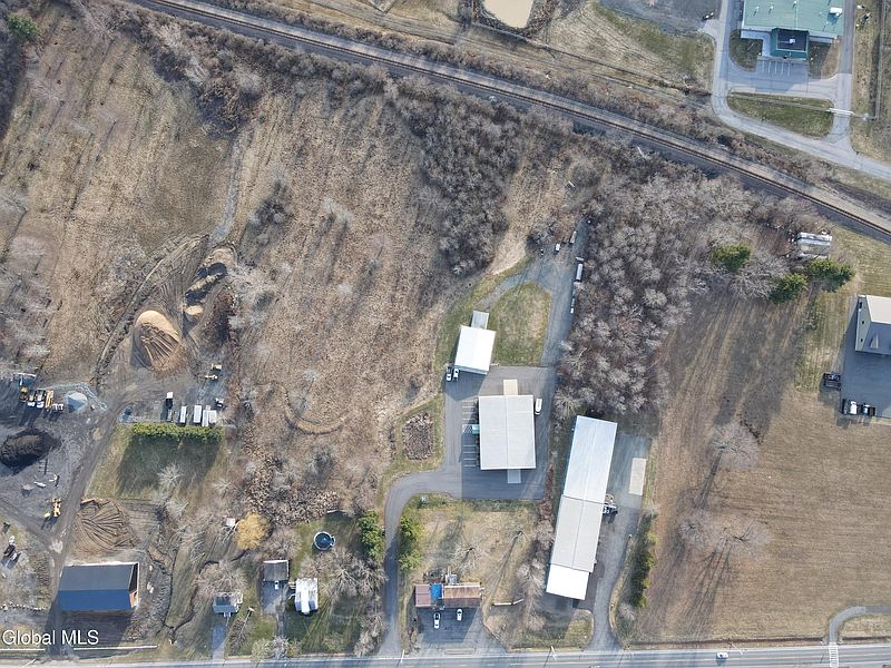 4th image of 570 Hudson River Road