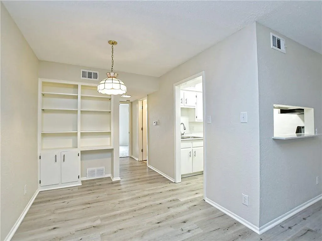2425 Ashdale Dr — Photo 3