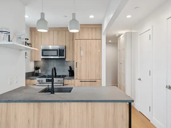 24-16 Queens Plaza South 17E image 3 of 12