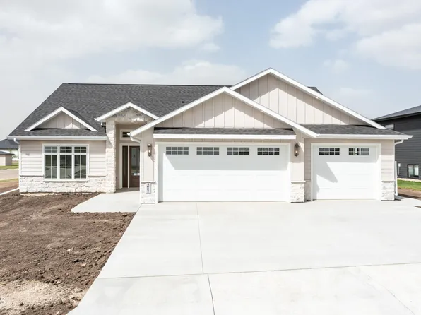 4002 Valley Dr, Bismarck, ND 58503