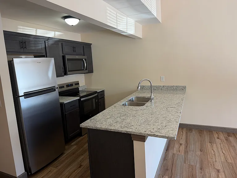 526 Gillham St — Photo 7