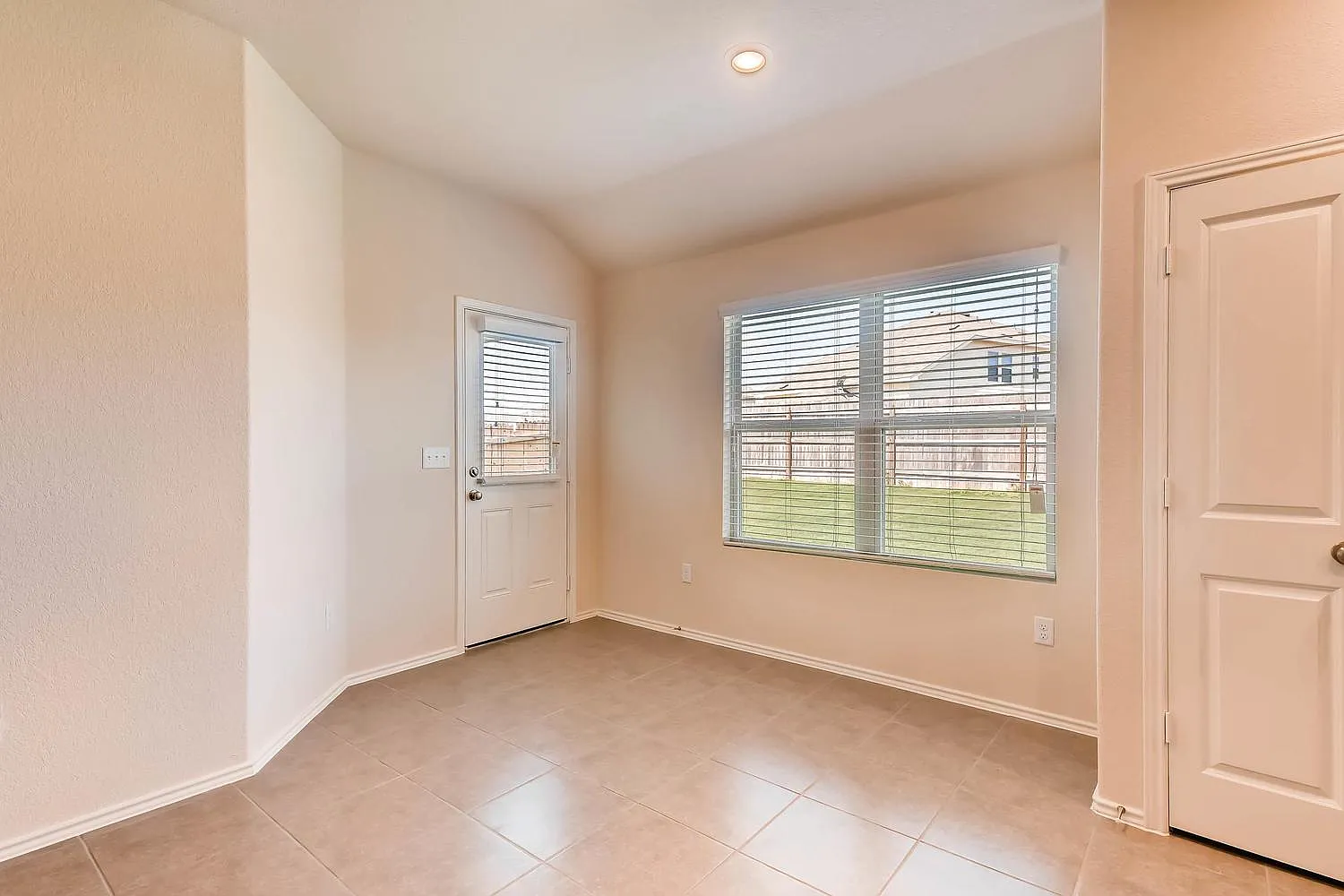 3 bed, 1628 sqft, $2,100 — Photo 3