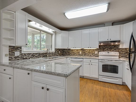 5th image of 3028 Corrib Dr