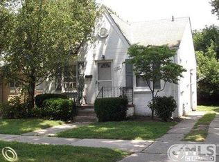 1988 Roslyn Rd, Grosse Pointe Woods, MI 48236