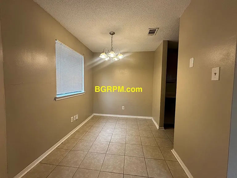 402 Shadow Oaks Dr — Photo 3