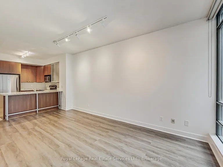 438 King St W #402 — Photo 7