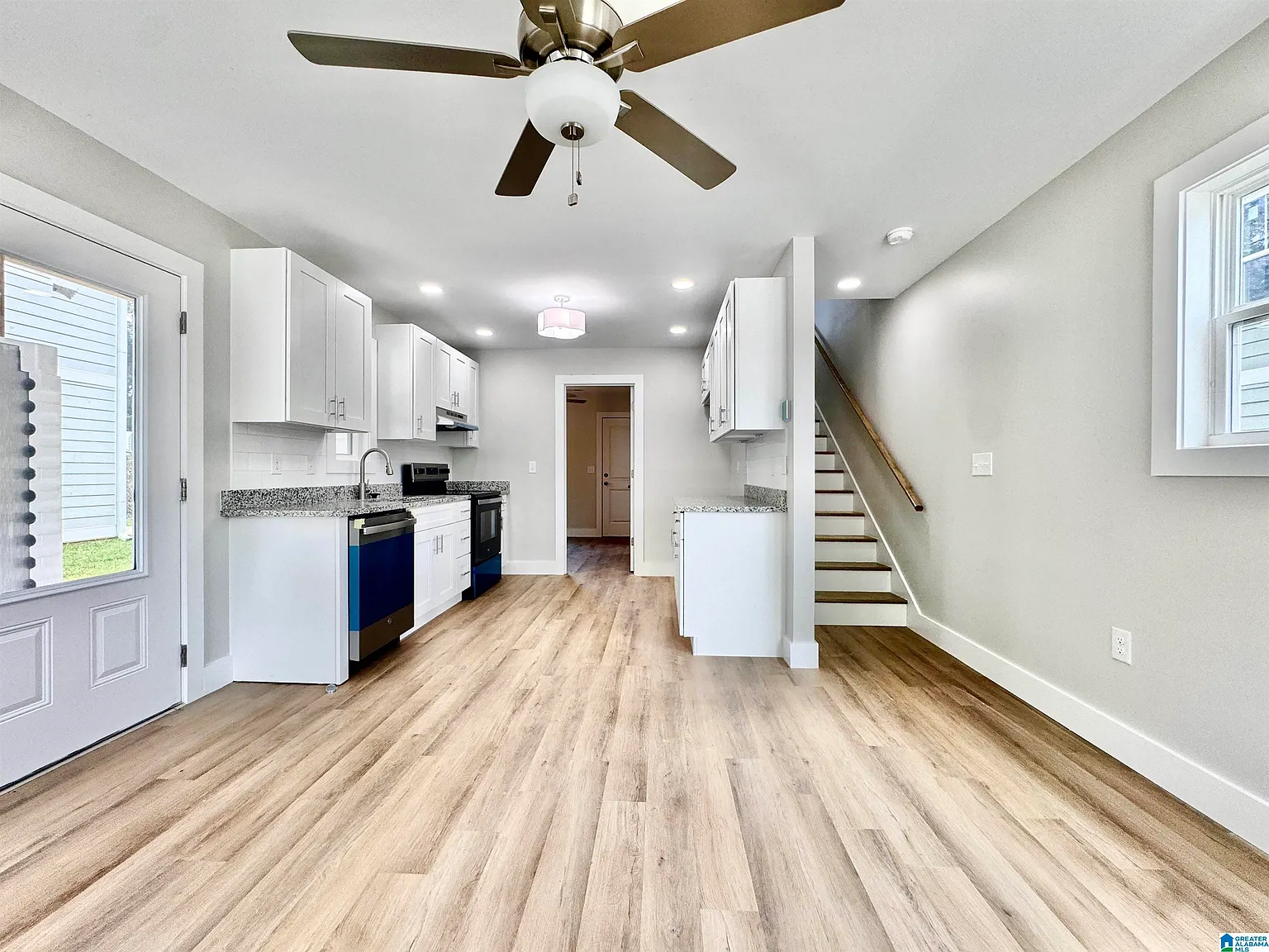 3 bed, 2.0 bath, 1200 sqft, $1,600 — Photo 3