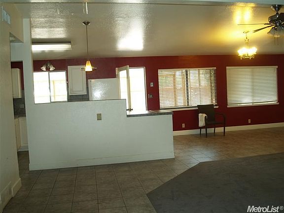 3rd image of 3652 Centinella Dr