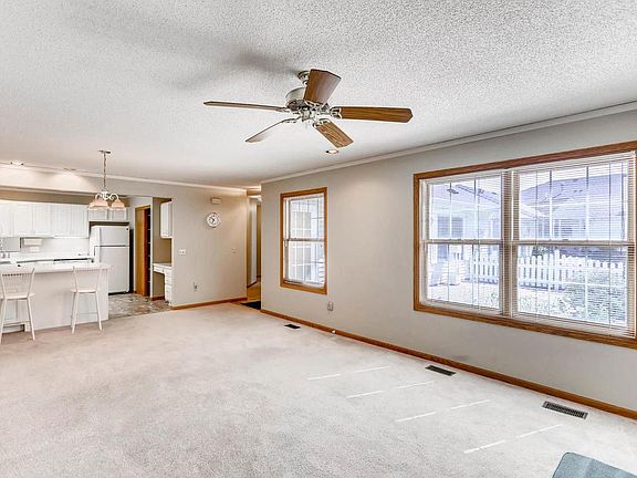 4th image of 124 Carmel Ave W