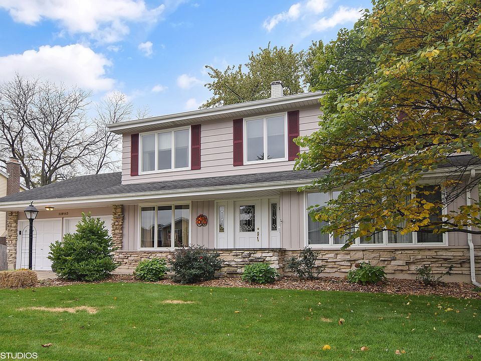 1st image of 22W143 Sheffield Ct
