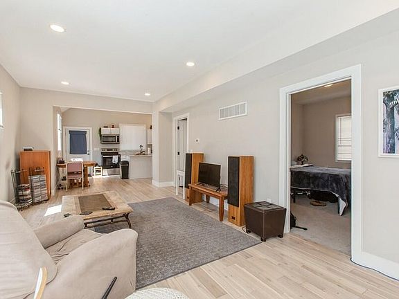 3rd image of 1301 Wolcott Ave