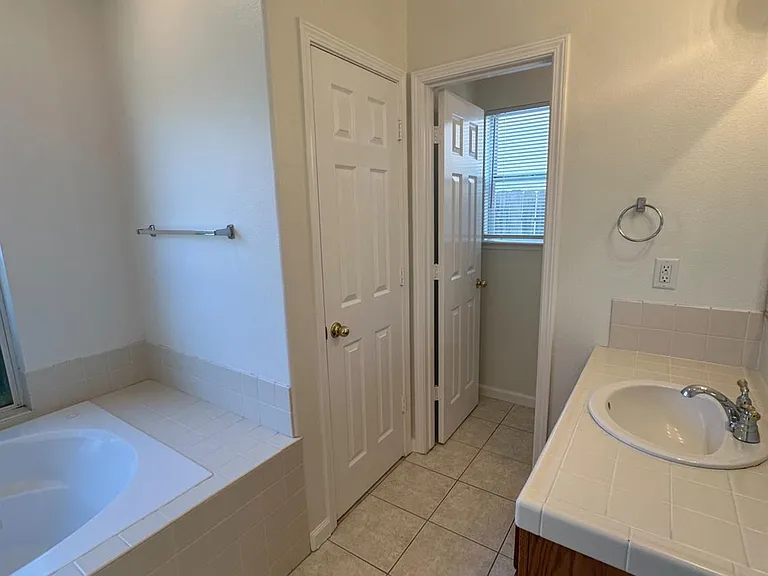 6678 N Western Ave — Photo 17