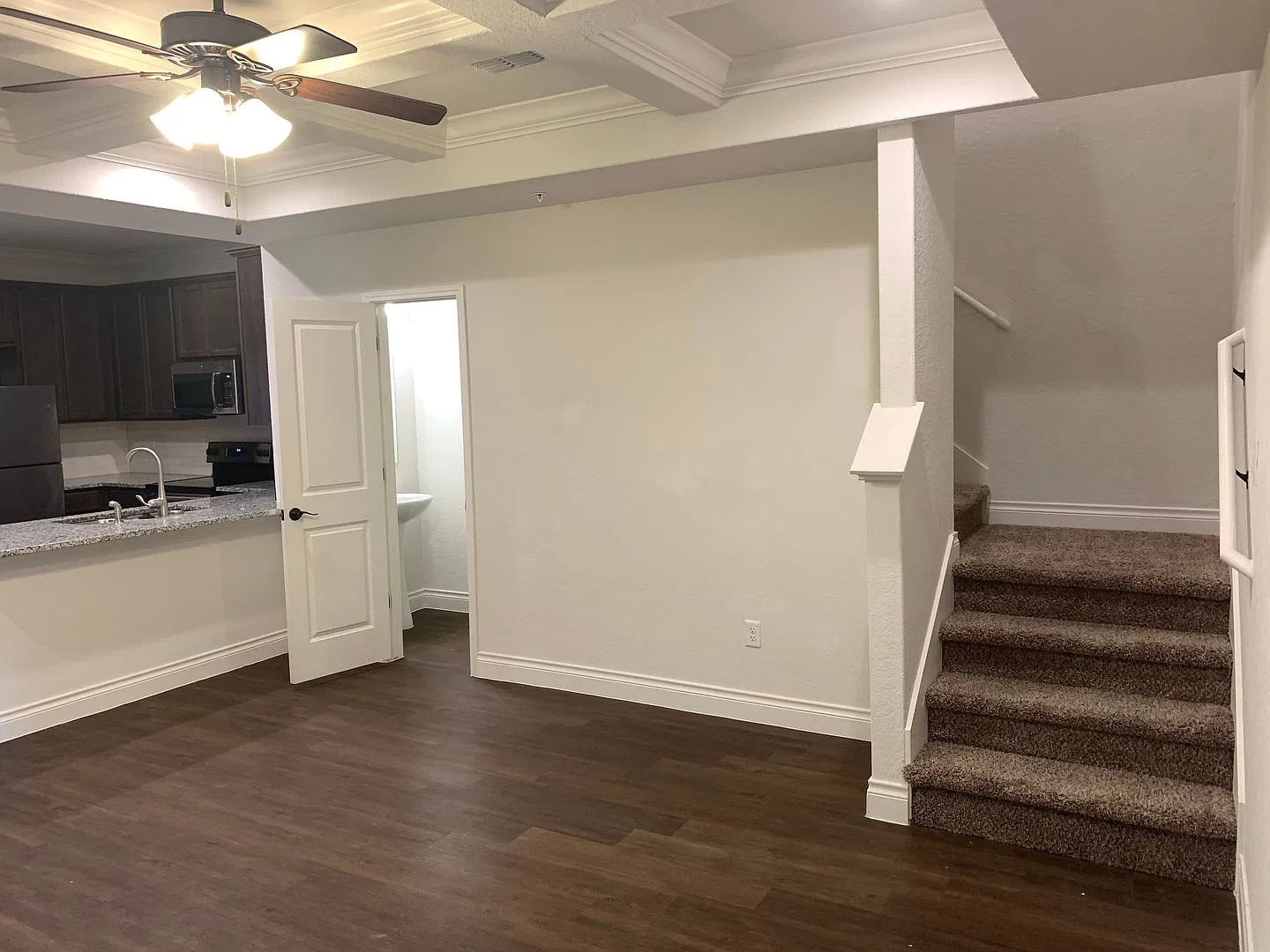 3/2.5/1.5 Fourplex Close to IH35 for Commuters! Fridge, Washer & Dryer Included /NBISD — Photo 3