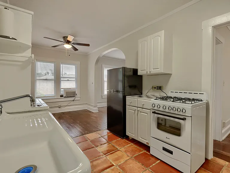 711 Penn St #B — Photo 8