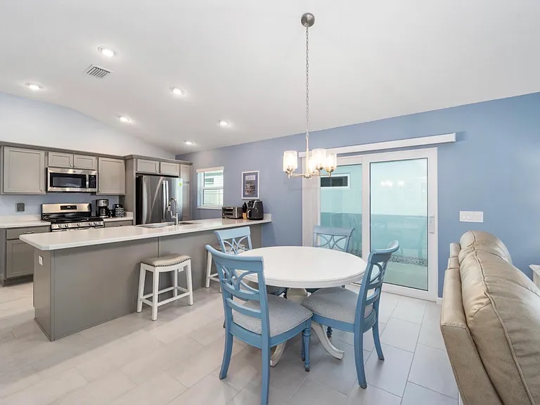 1374 Franklin Ct — Photo 6