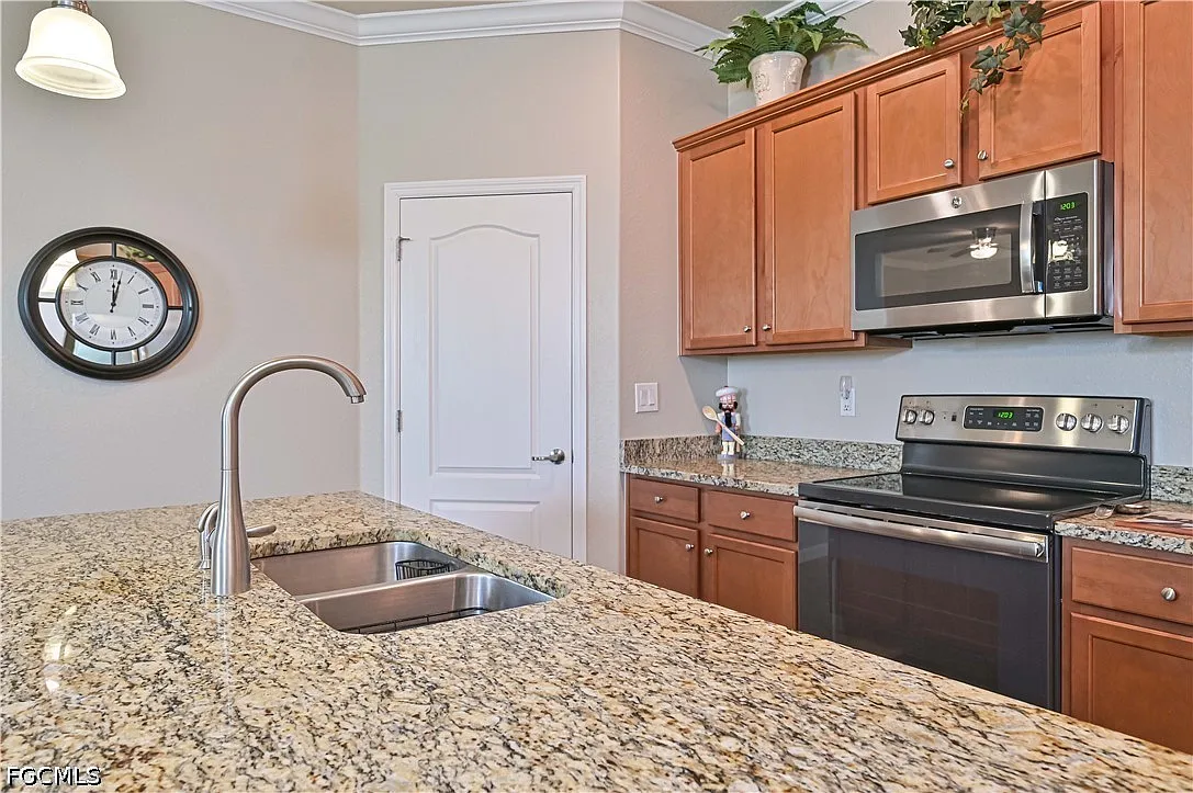 3 bed, 3.0 bath, 1852 sqft, $4,000 — Photo 3