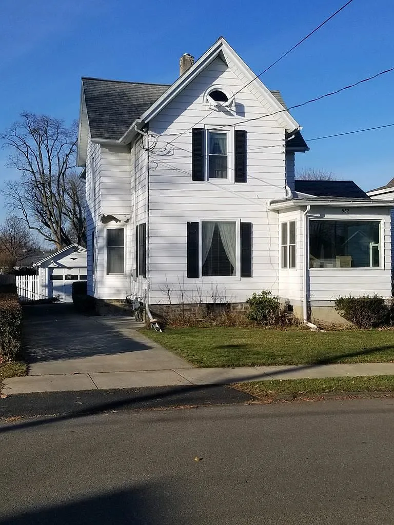 562 Thompson St photo 1