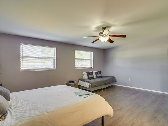 4th image of 3012 Redwood Ave
